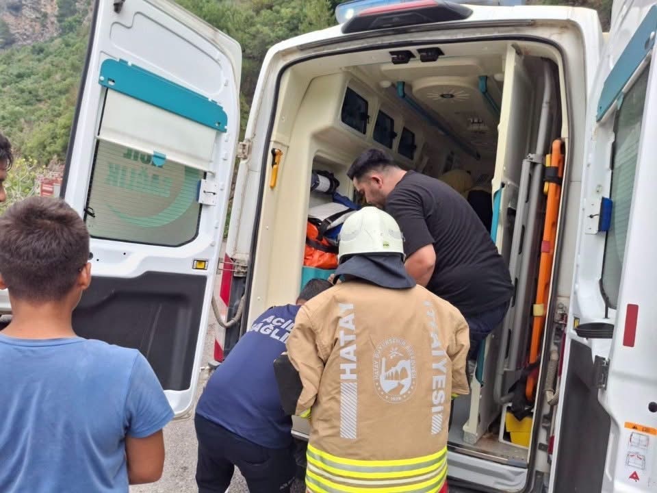 Otomobille çarpışan hafif ticari araç dereye uçtu: 7 yaralı