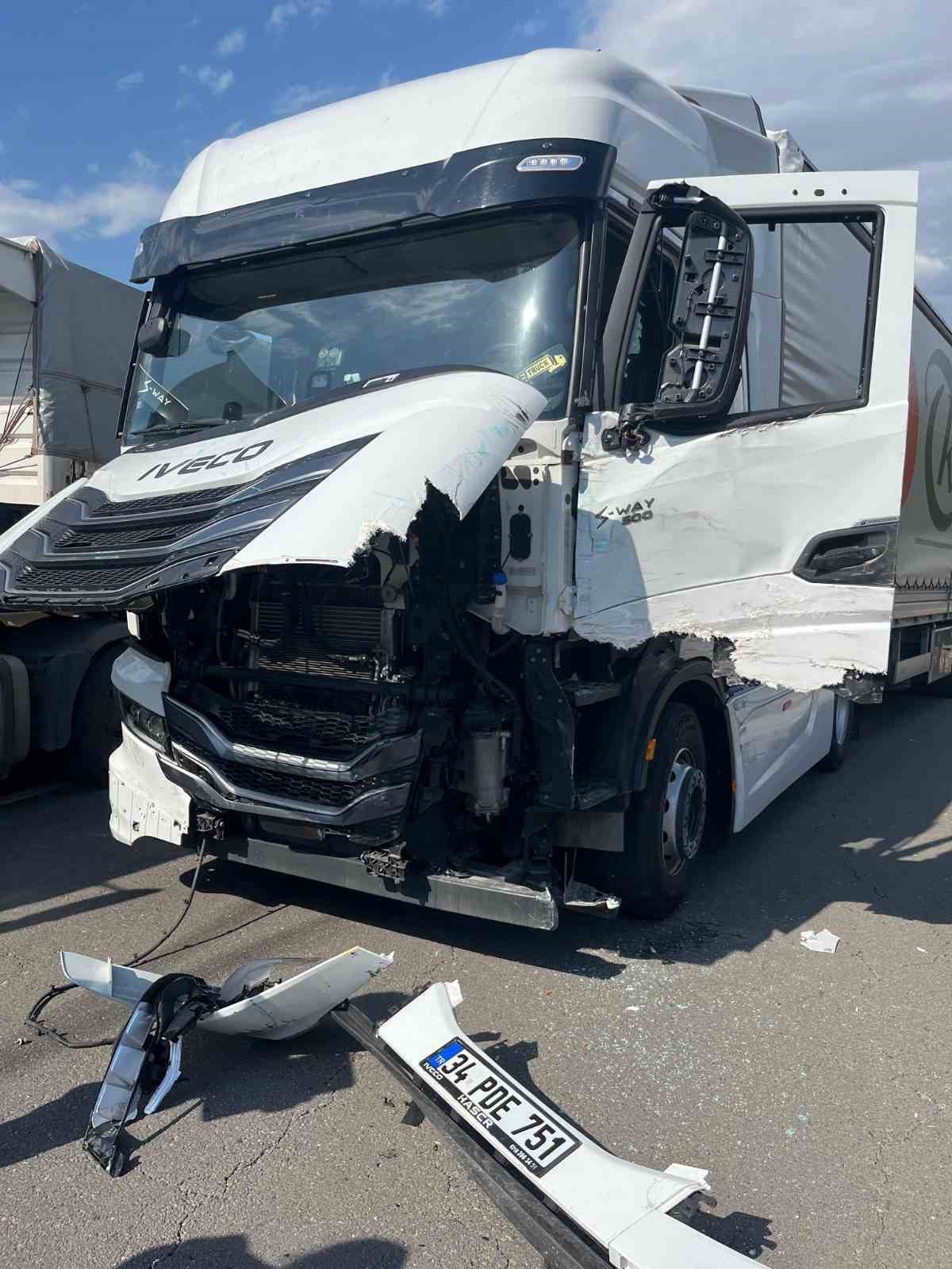 Bilecik&rsquo;te iki tır &ccedil;arpıştı: 1 yaralı