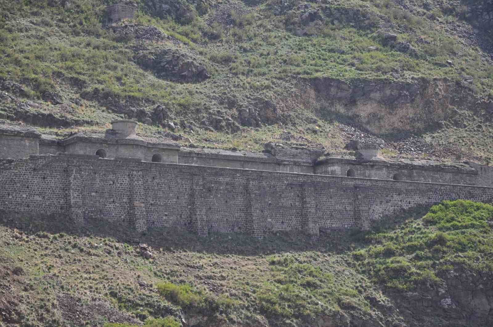Tarihe terk edilen miras: Kars&rsquo;taki tabyalar hayvan barınağına d&ouml;n&uuml;şt&uuml;