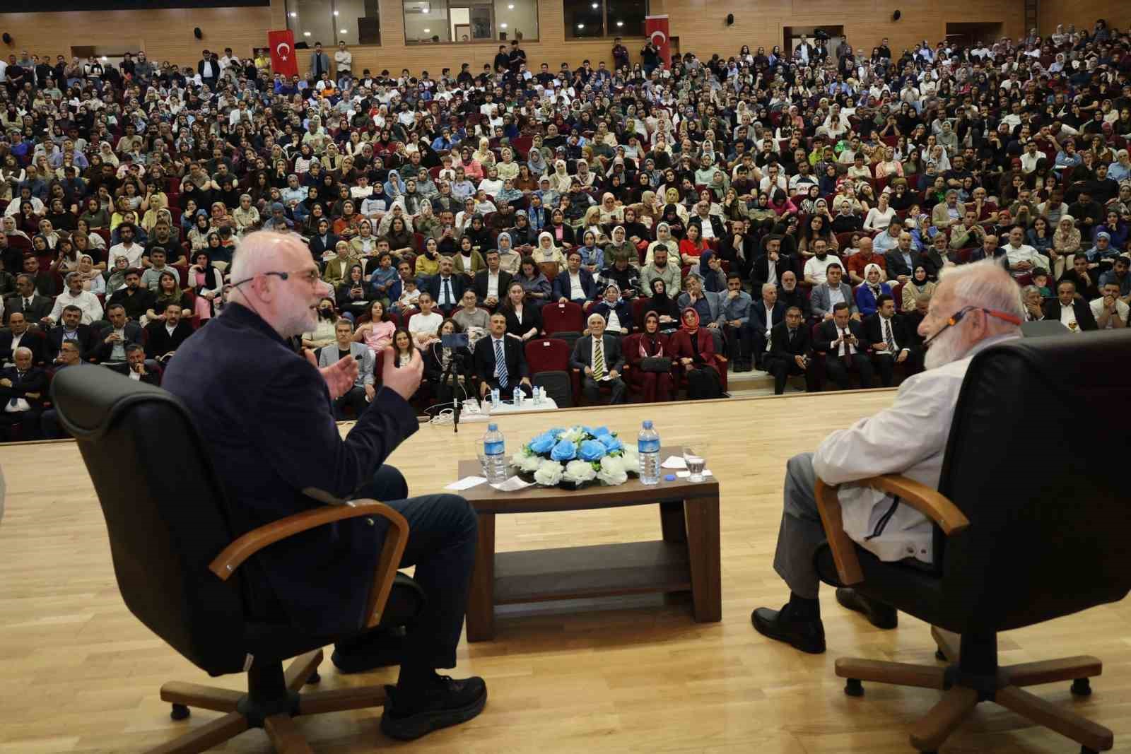 Ağrı’da Prof. Dr. Ökten ve Prof. Dr. Sayar’ın söyleşisine yoğun ilgi