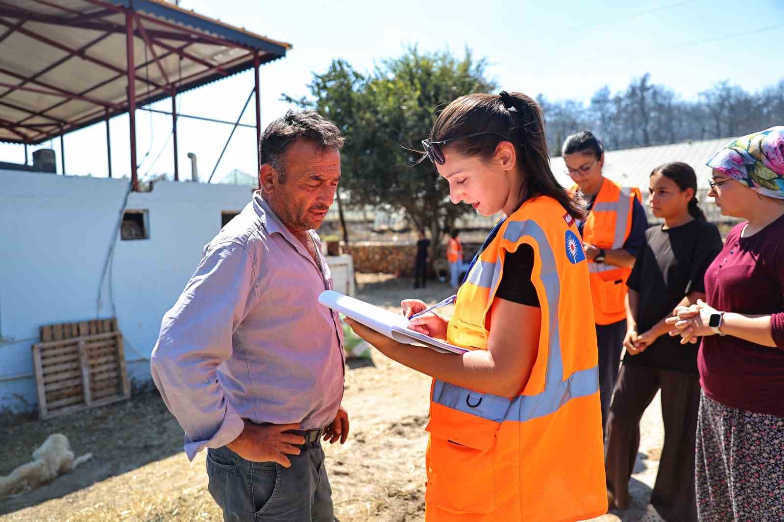 Yangından etkilenen mahallelerdeki ev, ahır, sera ve tarım alanlarında oluşan hasarları yerinde tespit ediliyor