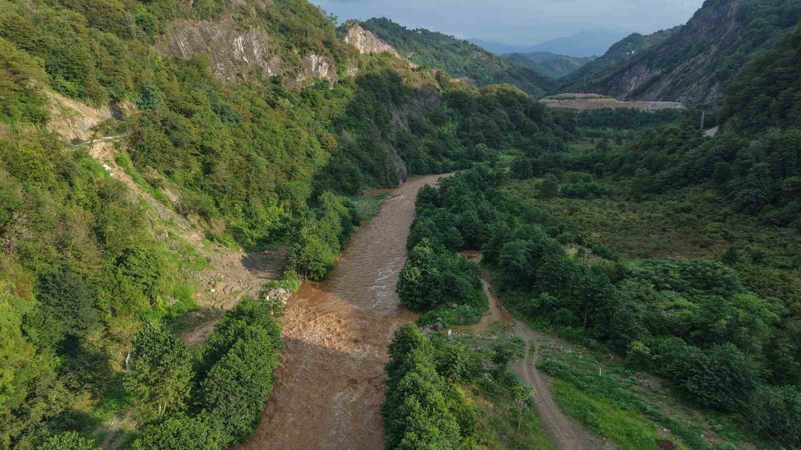 Giresun&rsquo;da sel sularına kapılan anne ile kızını arama &ccedil;alışmaları havadan g&ouml;r&uuml;nt&uuml;lendi