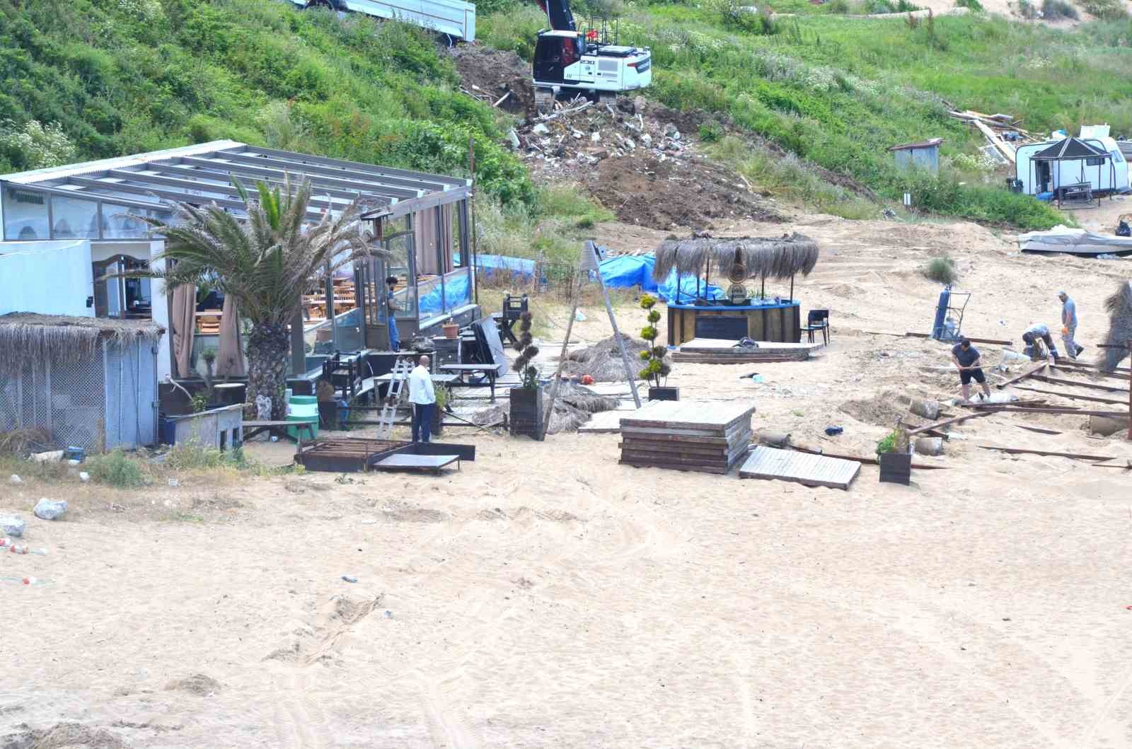 Sinop’ta sahildeki kaçak yapılara yıkım operasyonu