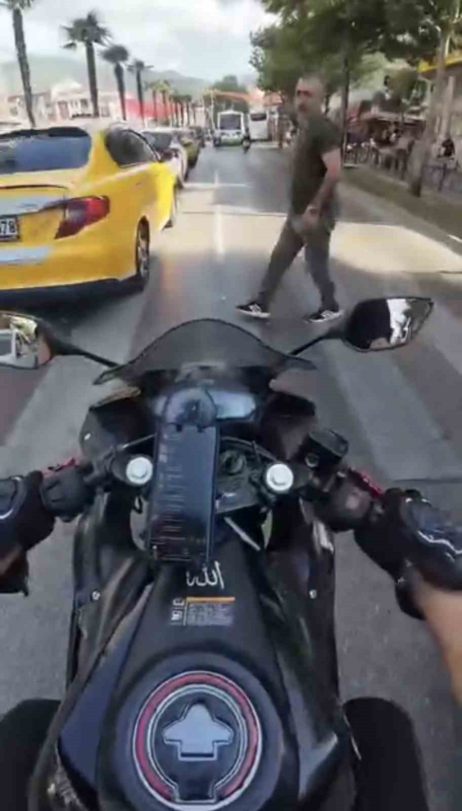 Kör noktada kalan yayaya motosiklet çarptı, o anlar kask kamerasında