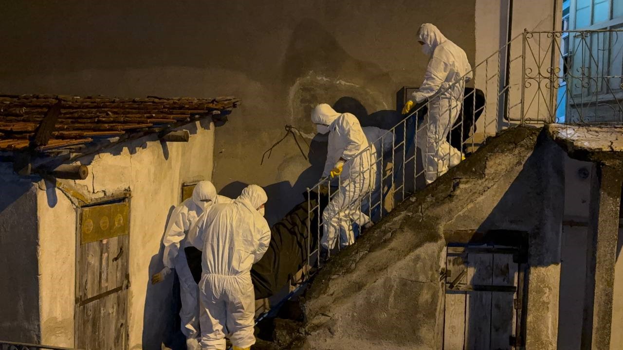 Ağır koku acı ger&ccedil;eği ortaya &ccedil;ıkardı: 73 yaşındaki adam evinde &ouml;l&uuml; bulundu