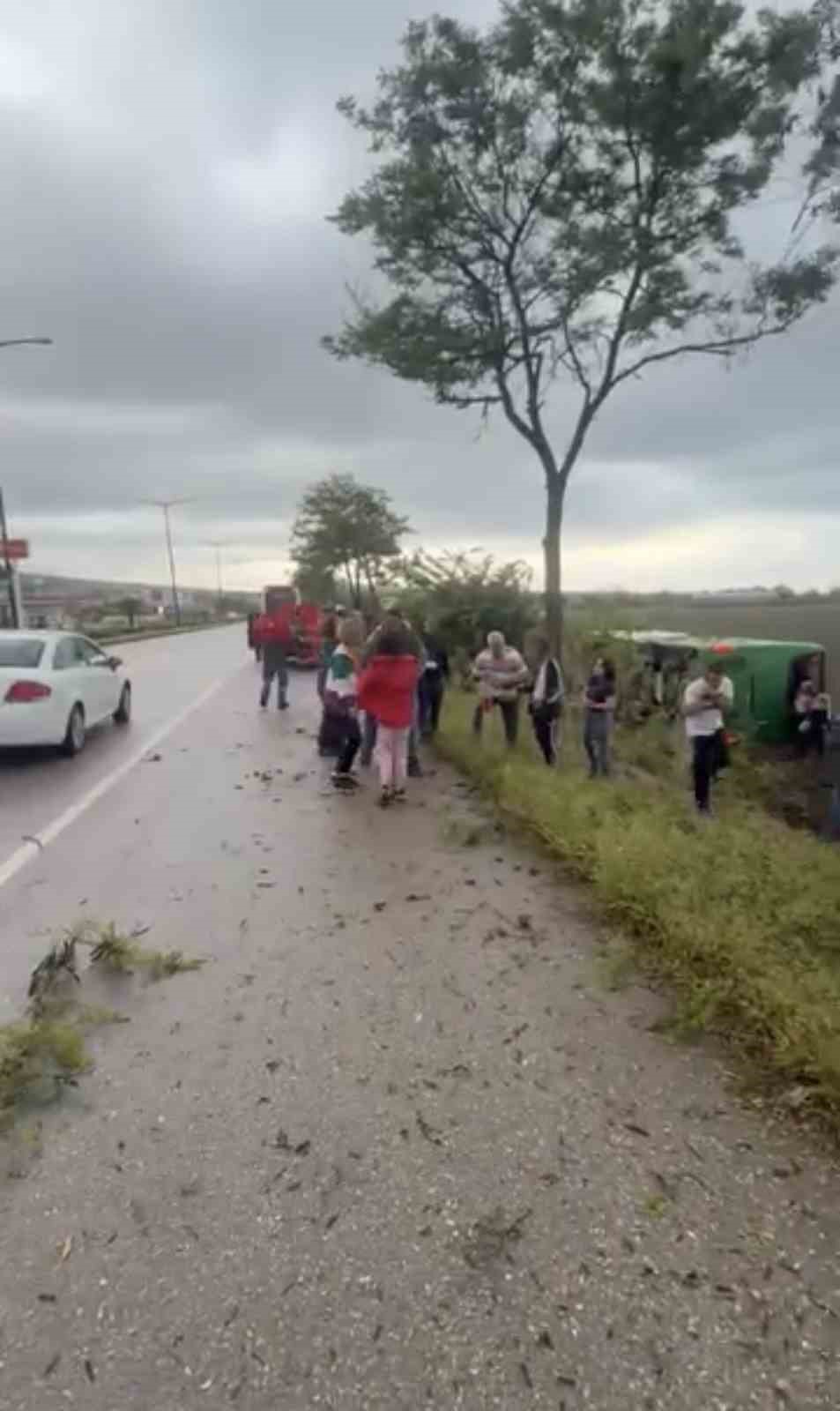 &Ccedil;anakkale&rsquo;de otob&uuml;s devrildi: &Ccedil;ok sayıda yaralı var