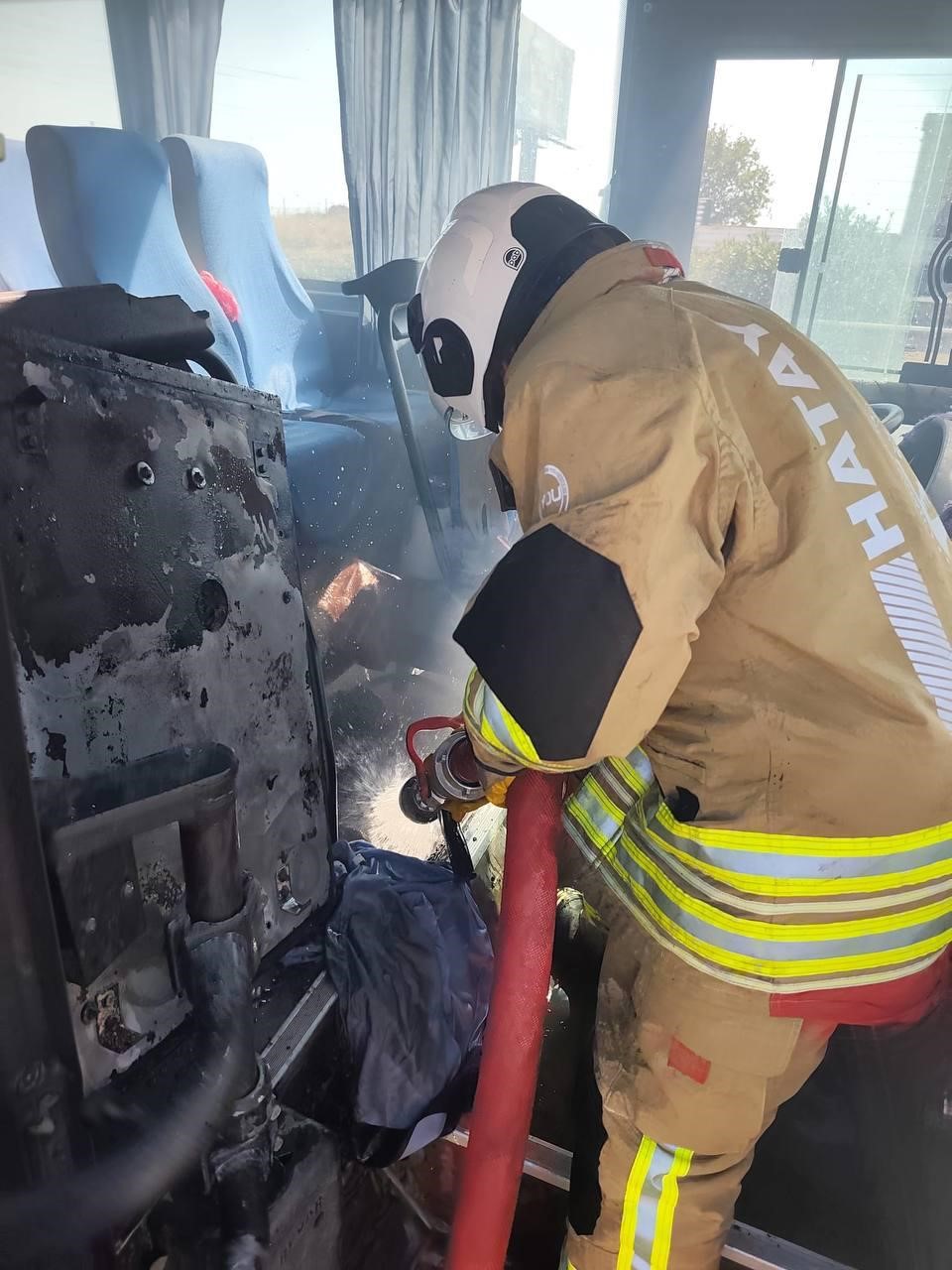 Otob&uuml;ste &ccedil;ıkan yangını itfaiye ekipleri b&uuml;y&uuml;meden s&ouml;nd&uuml;rd&uuml;