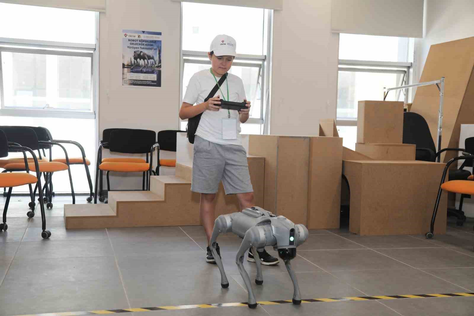 Ortaokul ve lise &ouml;ğrencileri BT&Uuml;&rsquo;de robotlarla tanıştı