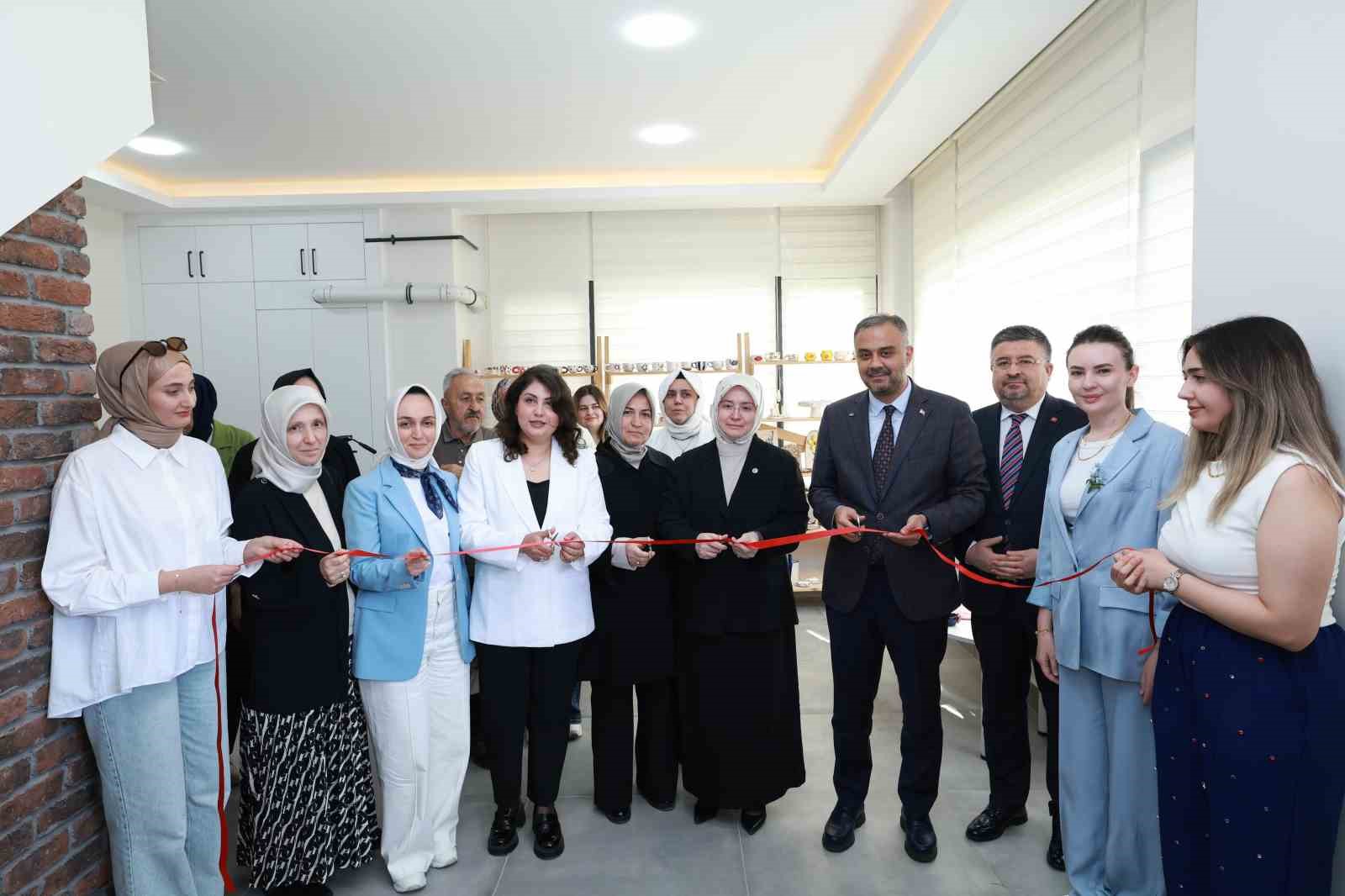 Kadın Emeği Seramik At&ouml;lyesi&rsquo;nin eserleri g&ouml;r&uuml;c&uuml;ye &ccedil;ıktı
