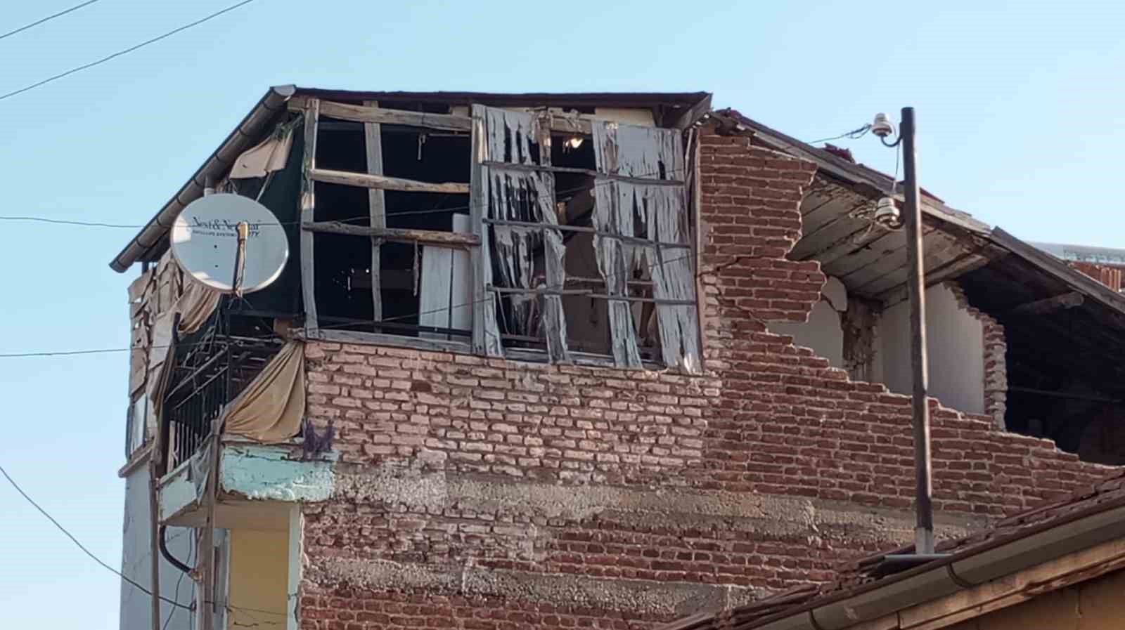 Depremde iki katlı müstakil evde kısmi göçük