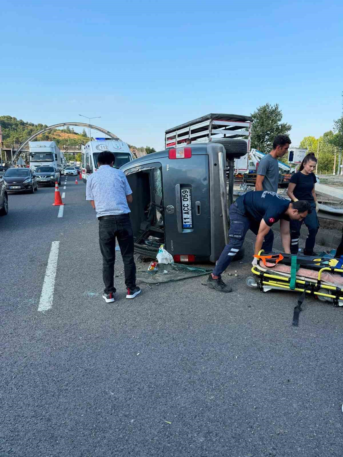 Bilecik’te otomobil bariyerlere çarptı: 3 yaralı