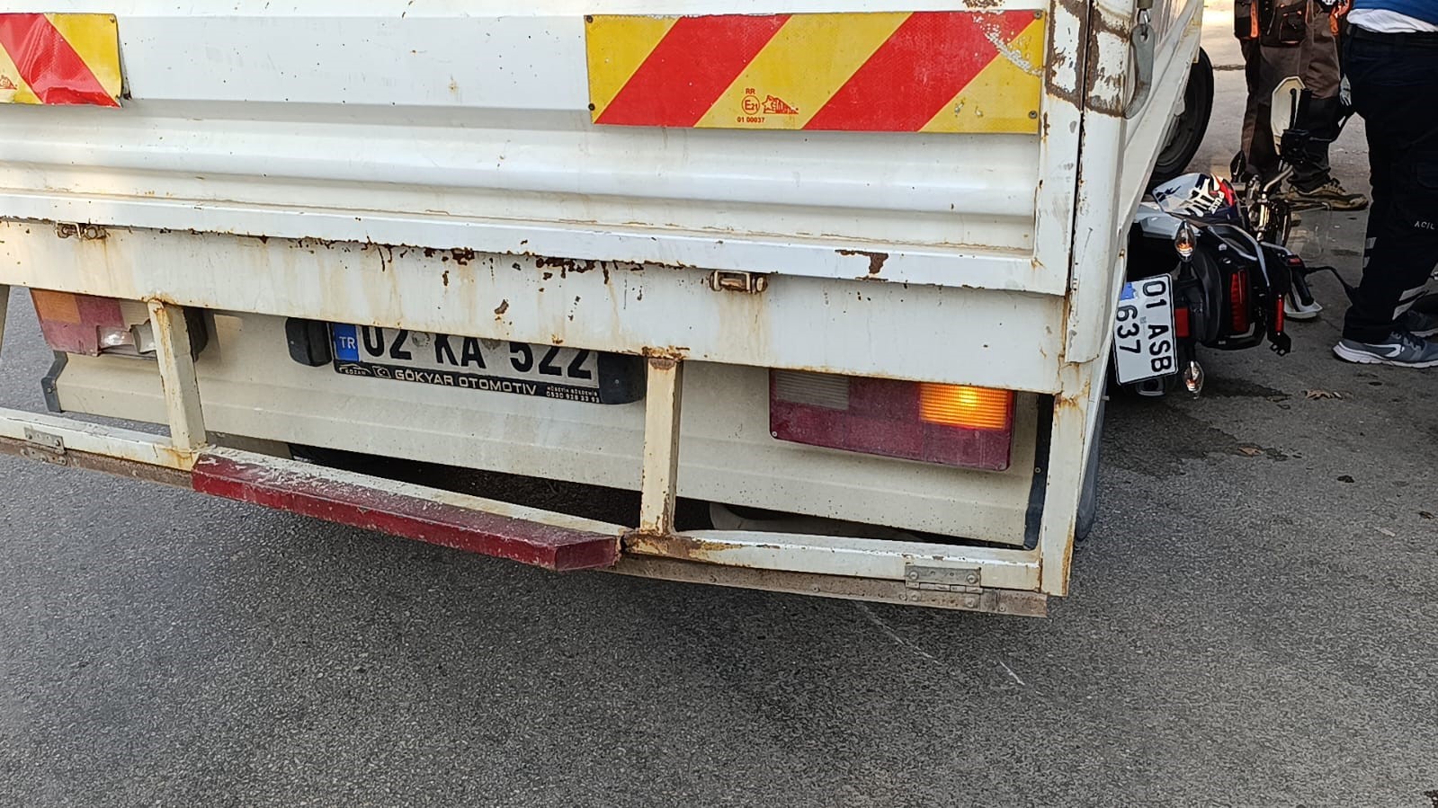Pikap ile motosiklet &ccedil;arpıştı, motosiklet s&uuml;r&uuml;c&uuml;s&uuml; yaralandı