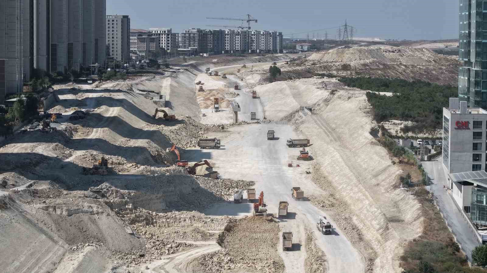 Gökdelenler arasında yüzlerce iş makinesi İstanbul’a nefes aldıracak yol için çalışıyor