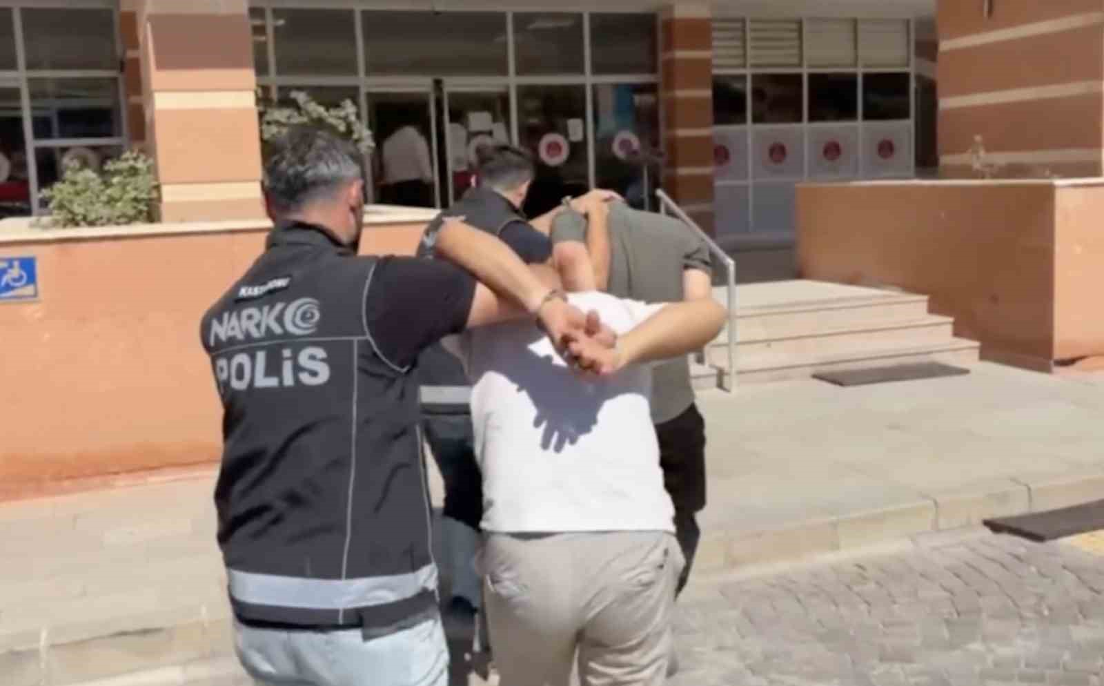 Fotoğraf makinesinin içinden uyuşturucu çıktı: 2 gözaltı