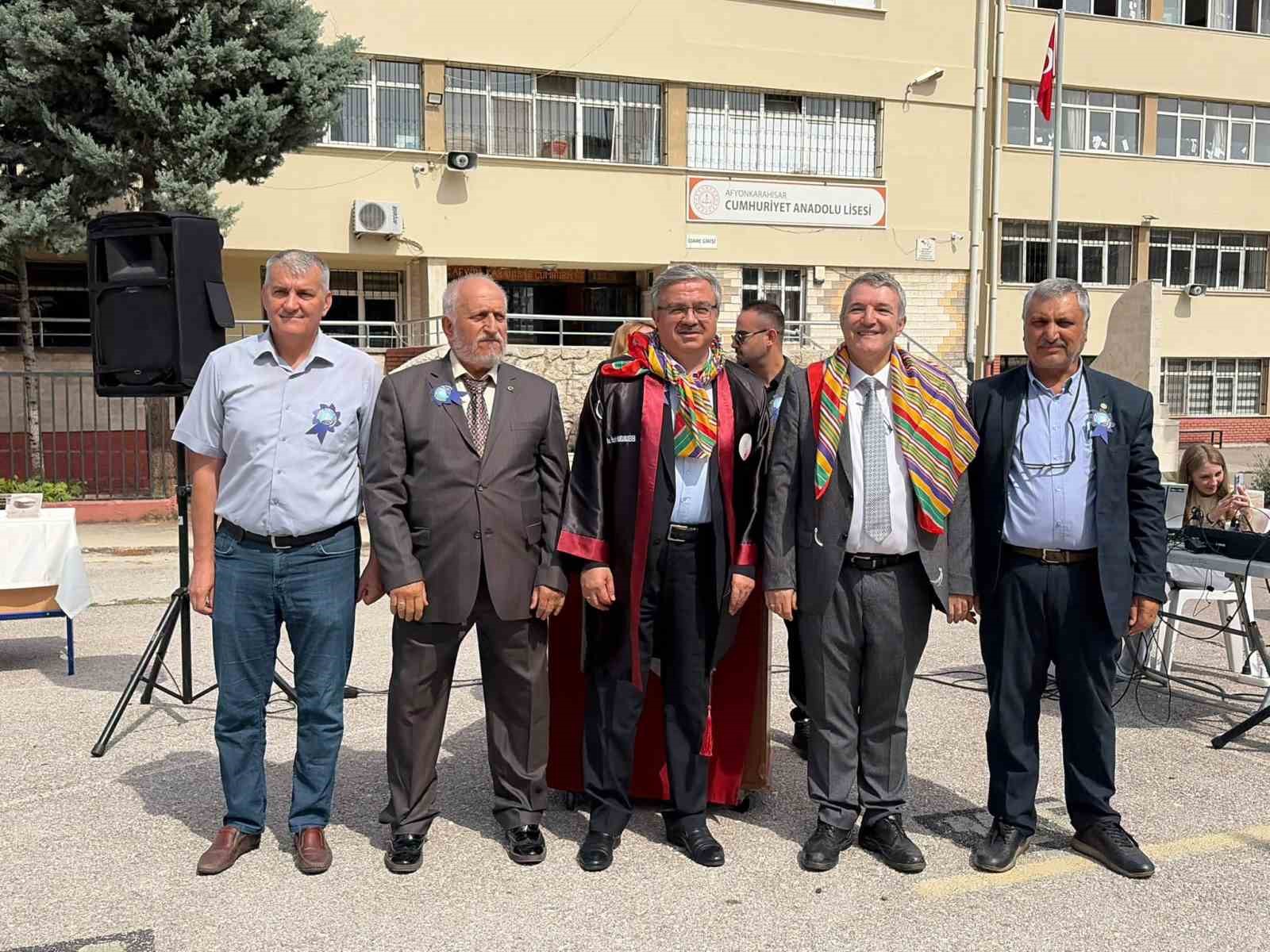 40 yıl sonra aynı okul bahçesinde buluştular