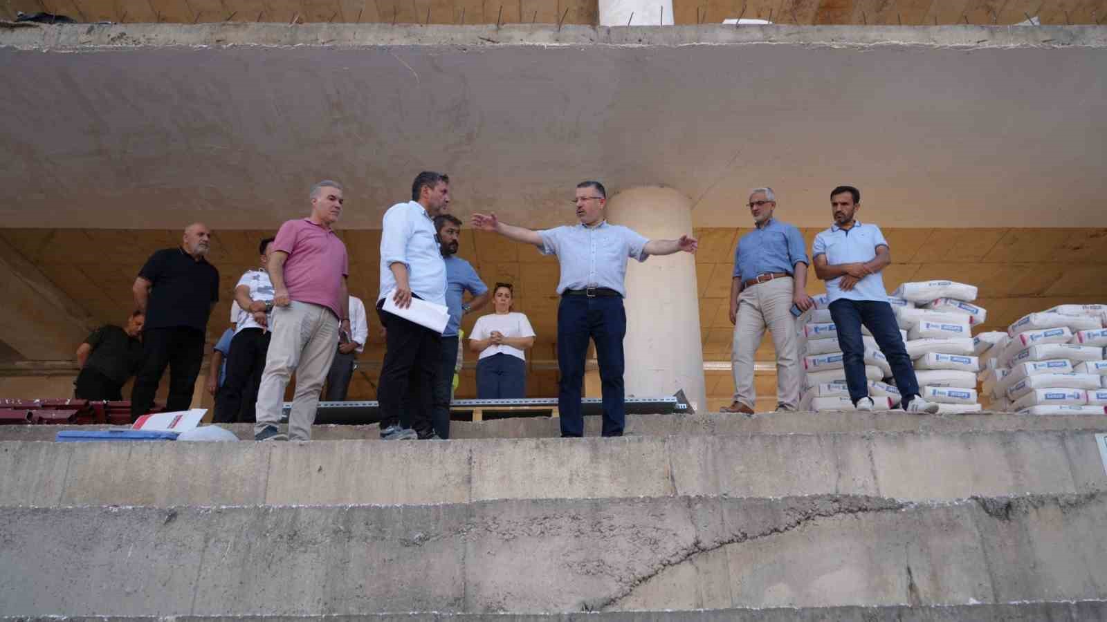 Rektör Kırışık, yapımı süren spor salonunda incelemelerde bulundu