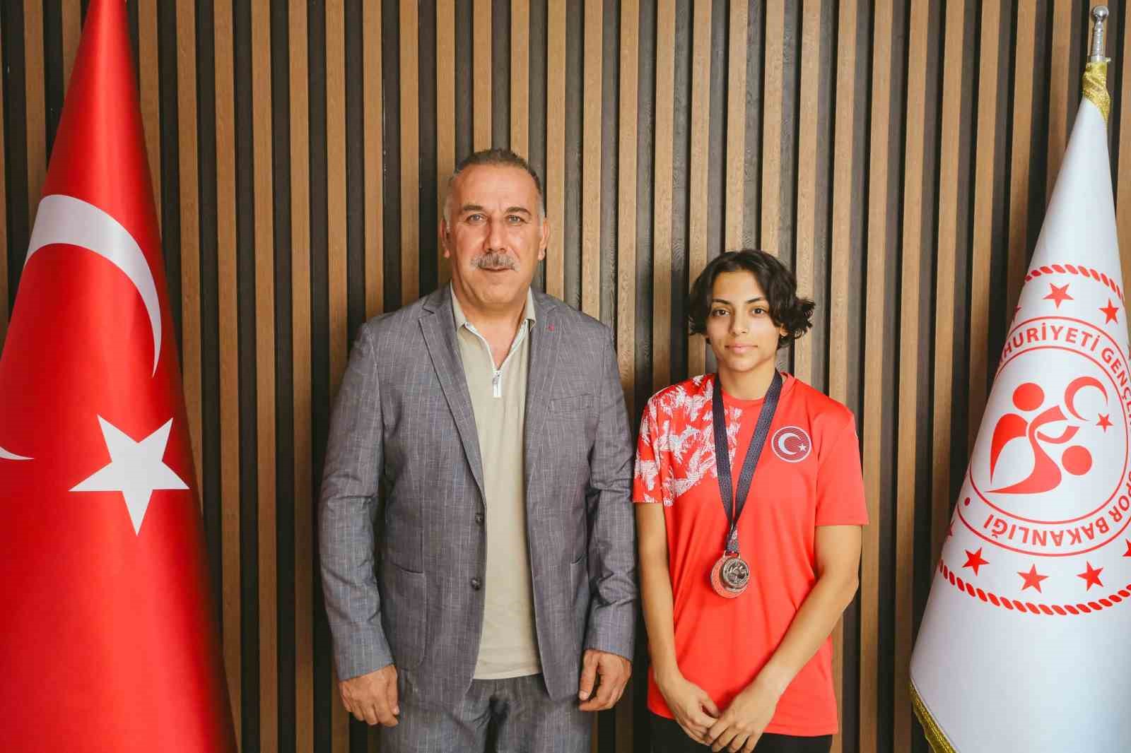 Gençlik ve Spor İl Müdürü Yığmatepe başarılı sporcuyu ağırladı