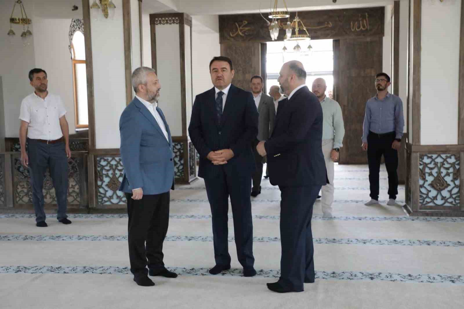 Vali Musa Işın, Dini İhtisas Merkezi Camii inşaatında incelemelerde bulundu