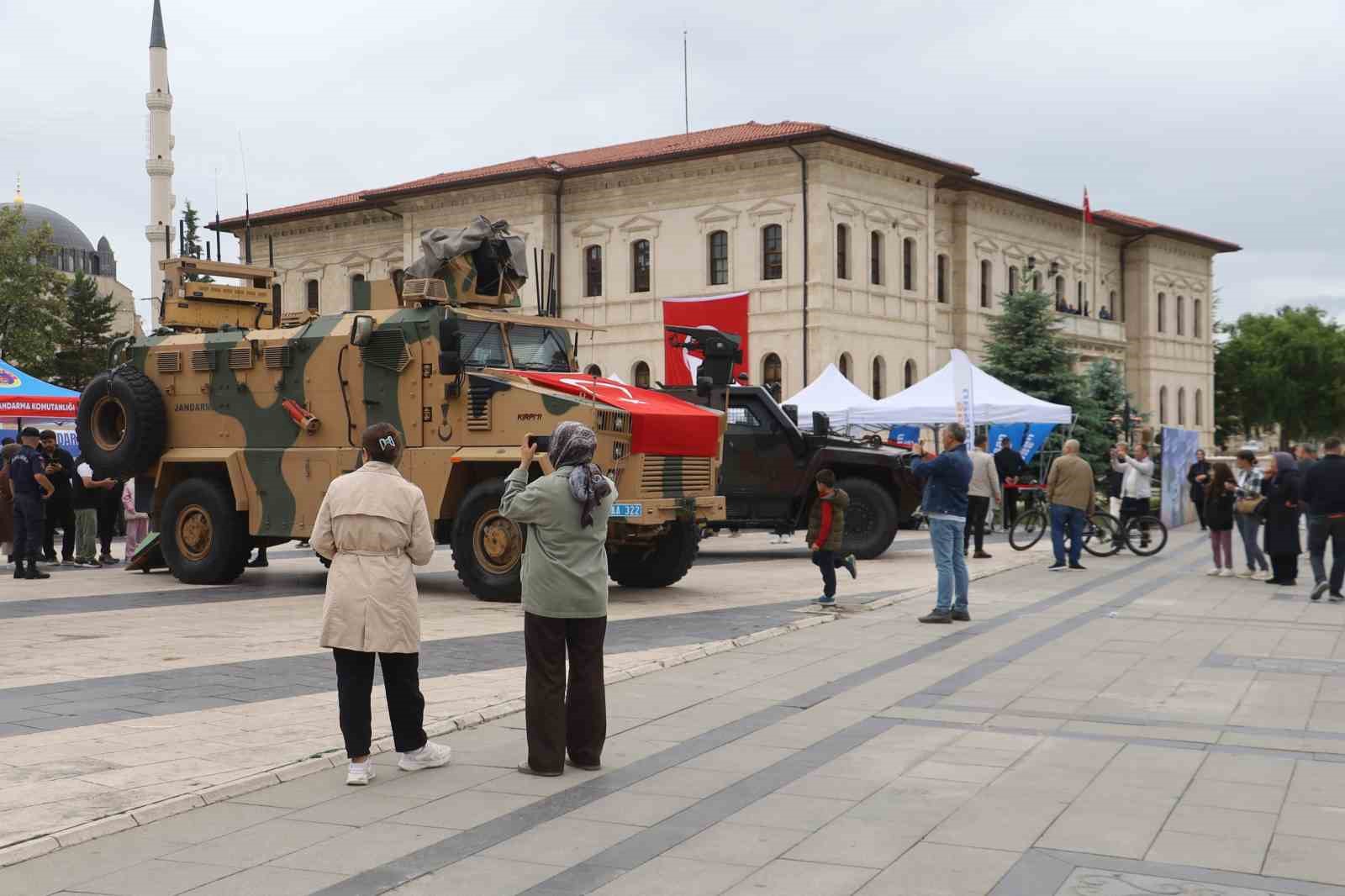 Jandarmanın gözbebekleri büyük ilgi gördü