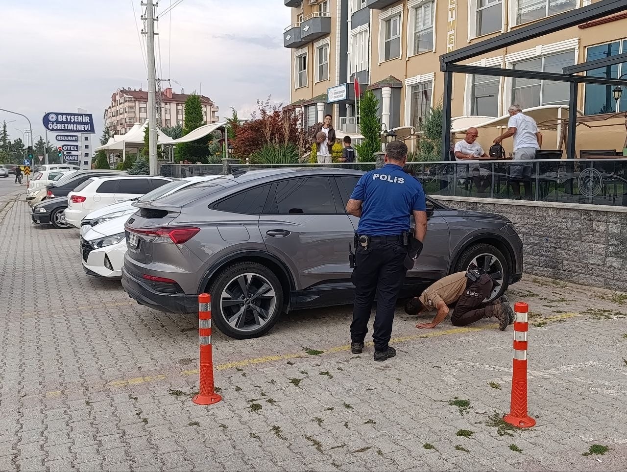 Polis bu kez bir yavru kedi için seferber oldu