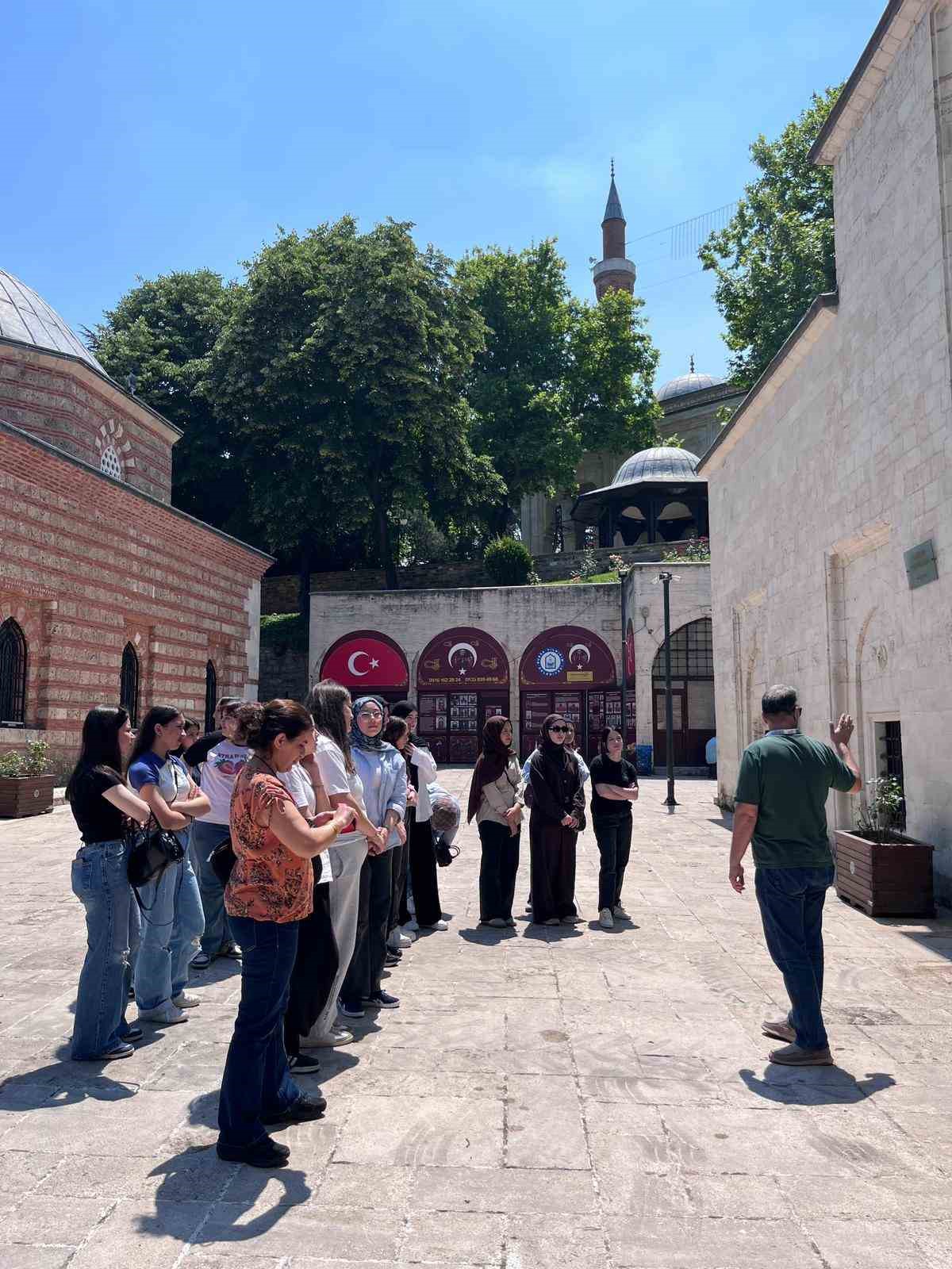 Yıldırımlı gençler tarihi yerinde keşfediyor