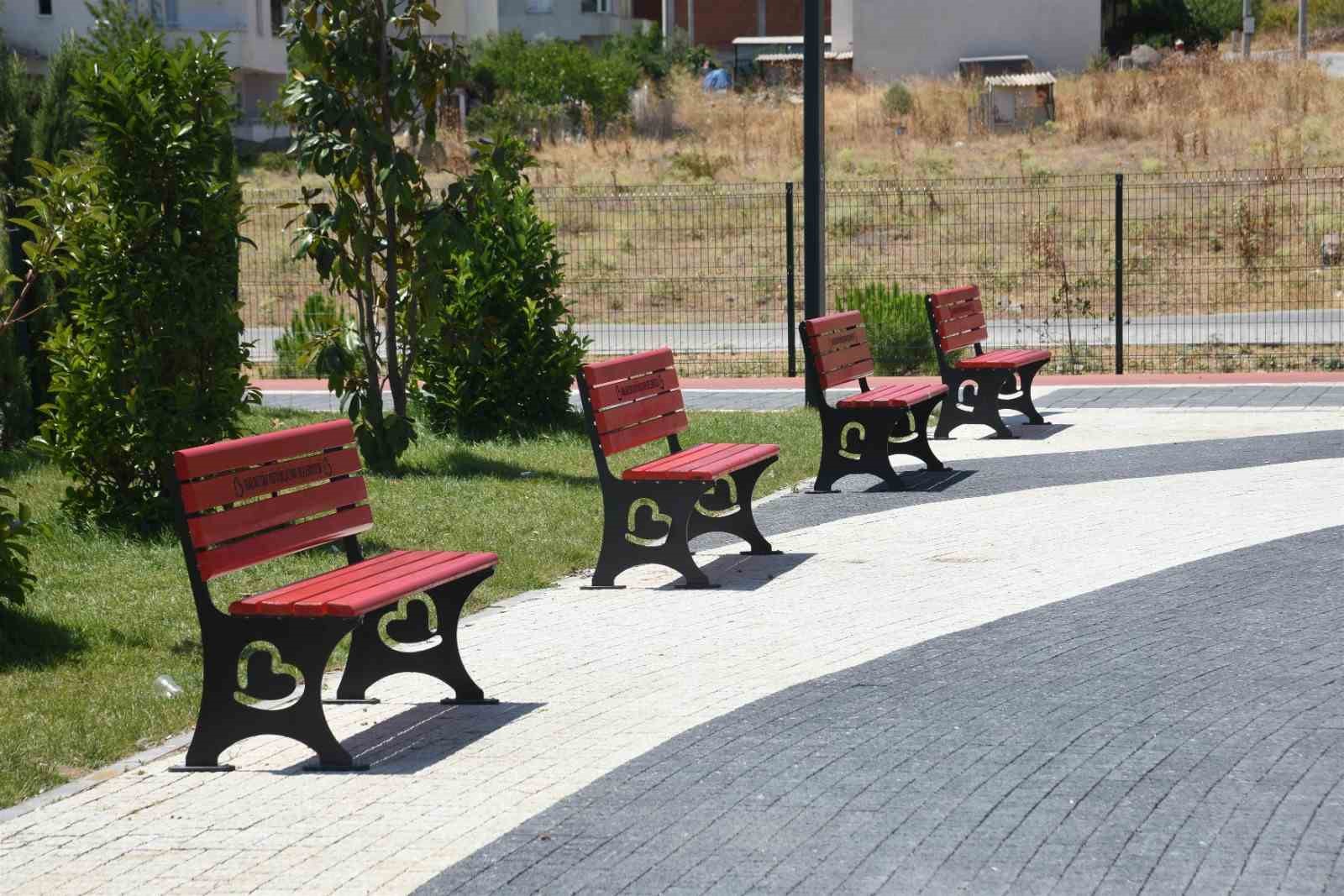 Büyükşehir emekle üretiyor, şehir mobilyalarla güzelleşiyor