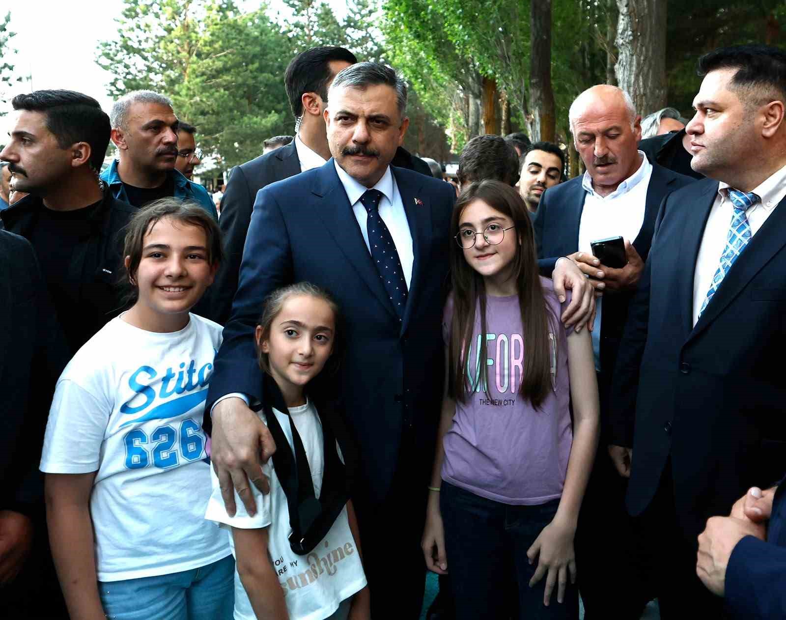 Bakan Çiftçi Aziziye’de toplu açılışlara katıldı