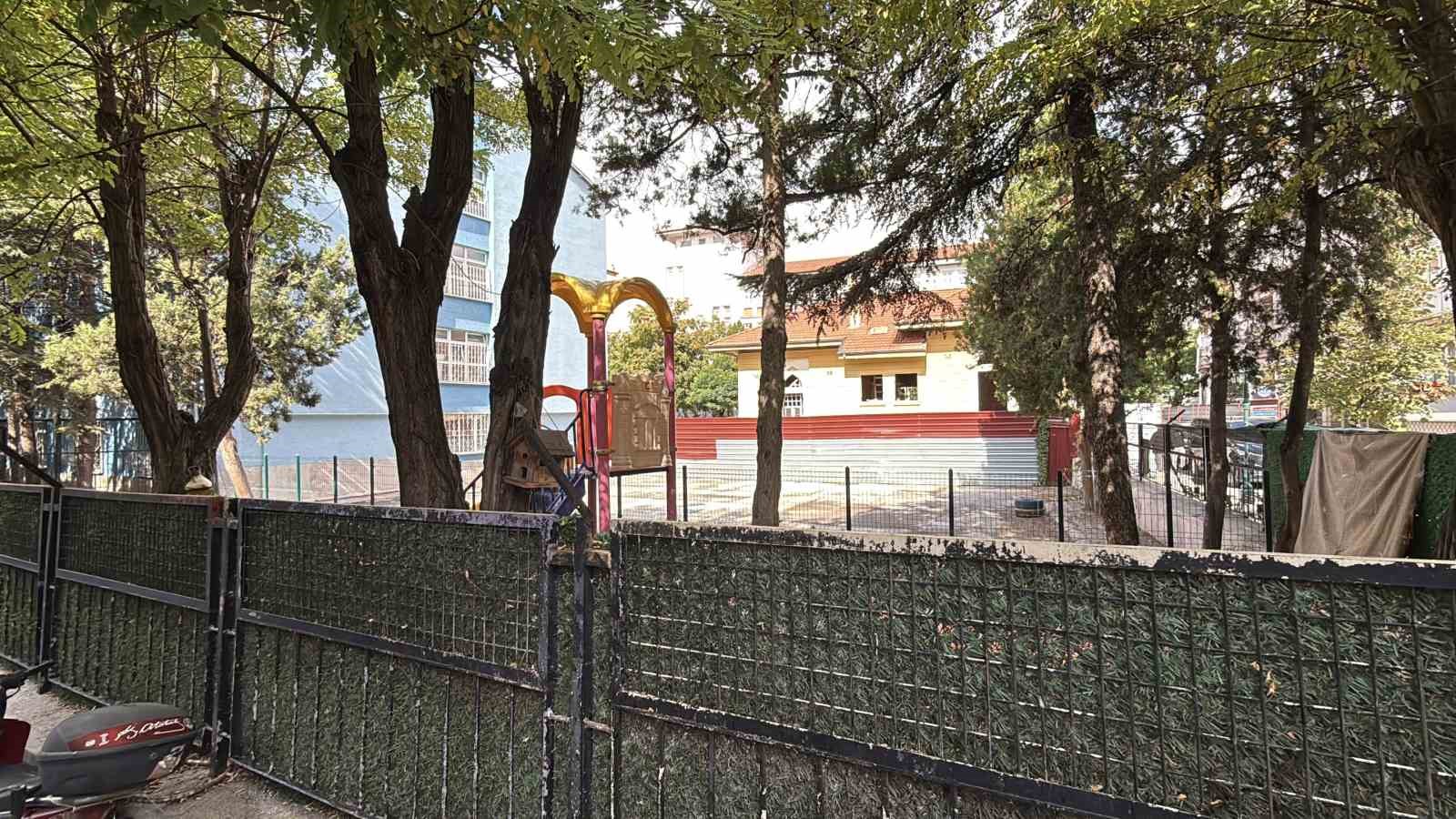 Okul yanındaki çöp kutusunda meydana gelen patlama polisi harekete geçirdi