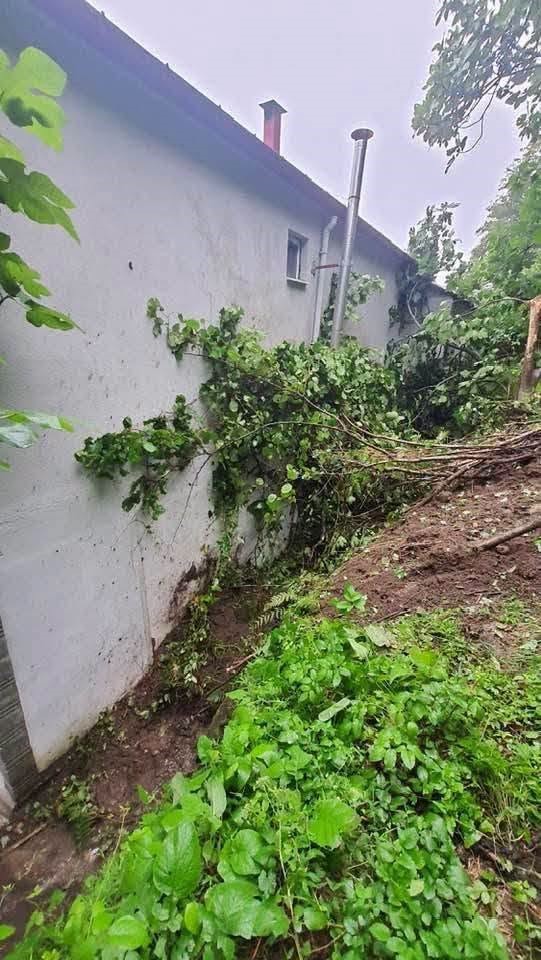 Kaya parçası evin duvarını yıkarak içeri girdi, odanın boş olması faciayı önledi