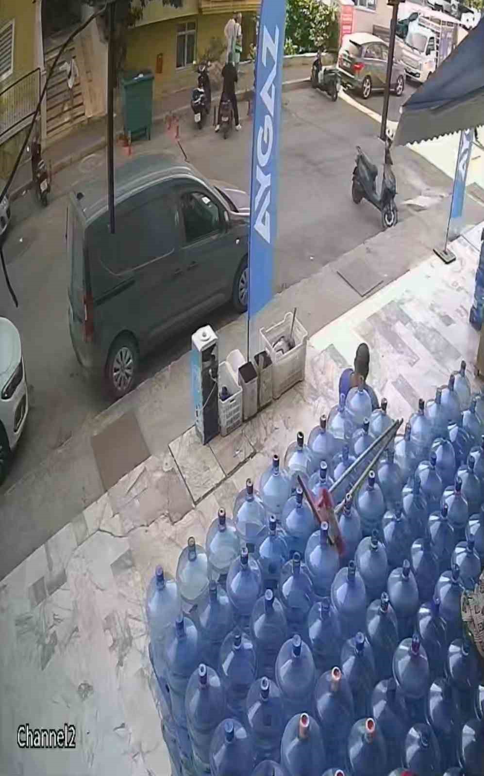 Kediyi yerden alıp fırlattı, g&ouml;r&uuml;nt&uuml;lere tepki yağdı