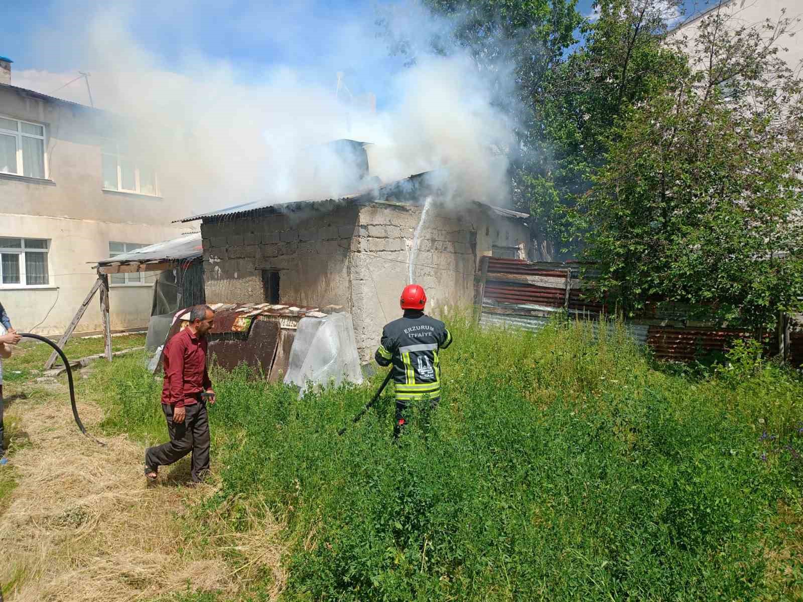 Aşkale’de tandır evinde yangın paniği