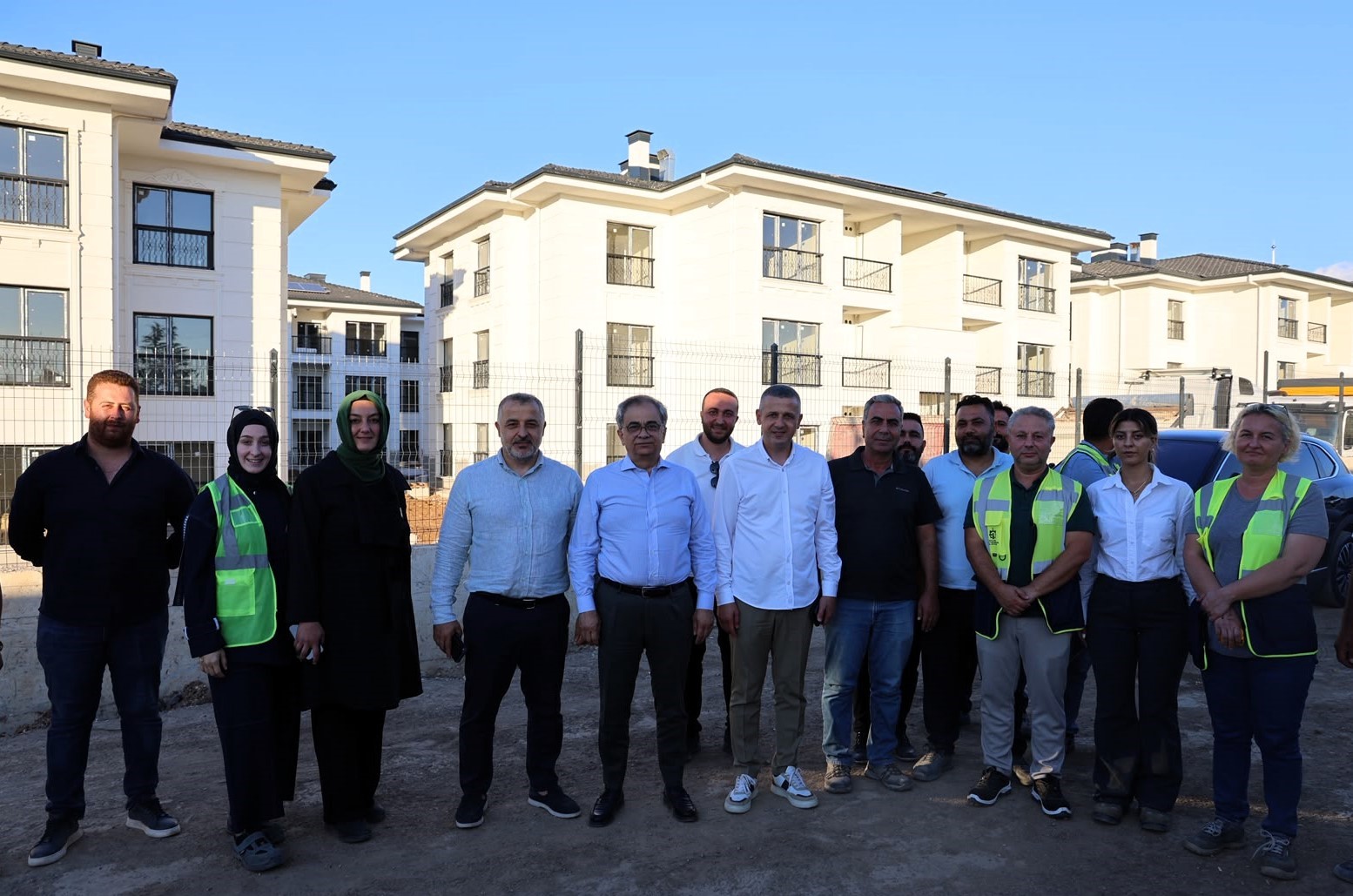 Baraçlı, Kartepe Evleri’ndeki son hazırlıkları yerinde değerlendirdi