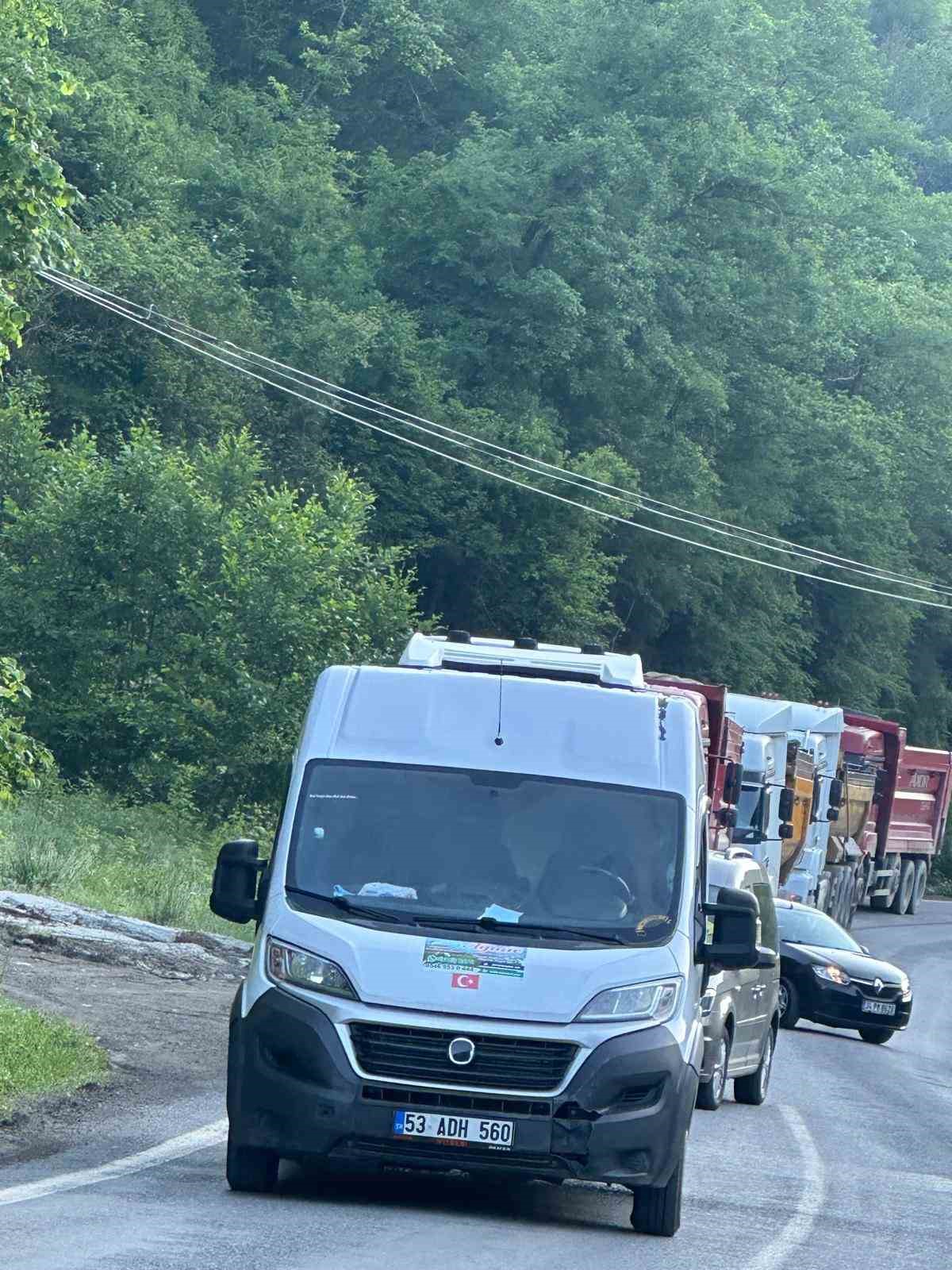 Trabzon-Bayburt karayolu heyelan nedeniyle ulaşıma kapandı
