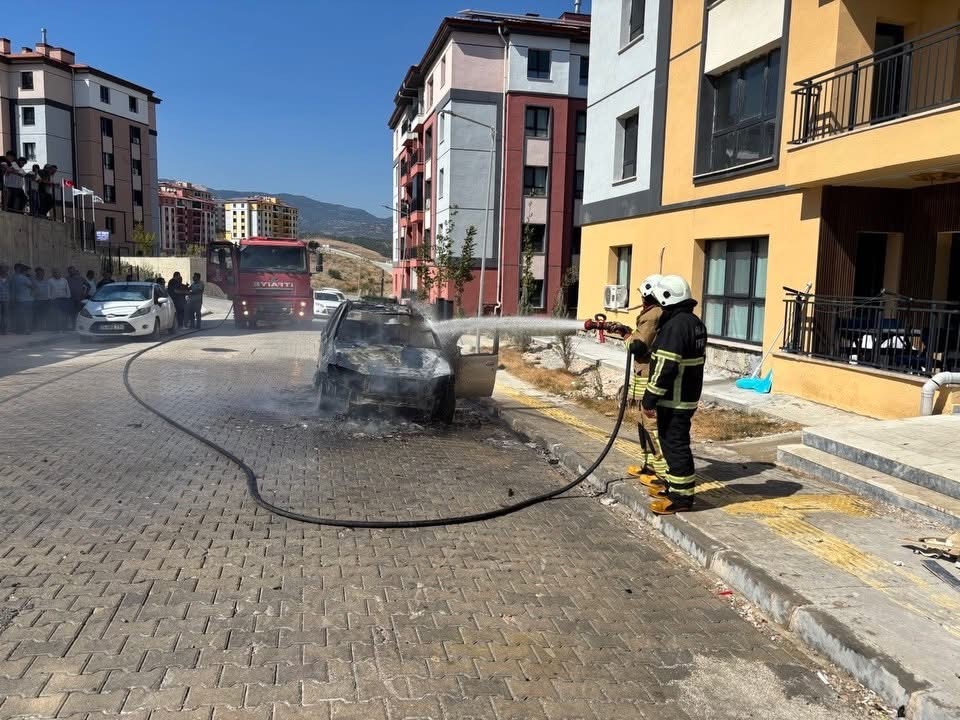 Kırıkhan’da park halindeki FİAT alevlere teslim oldu