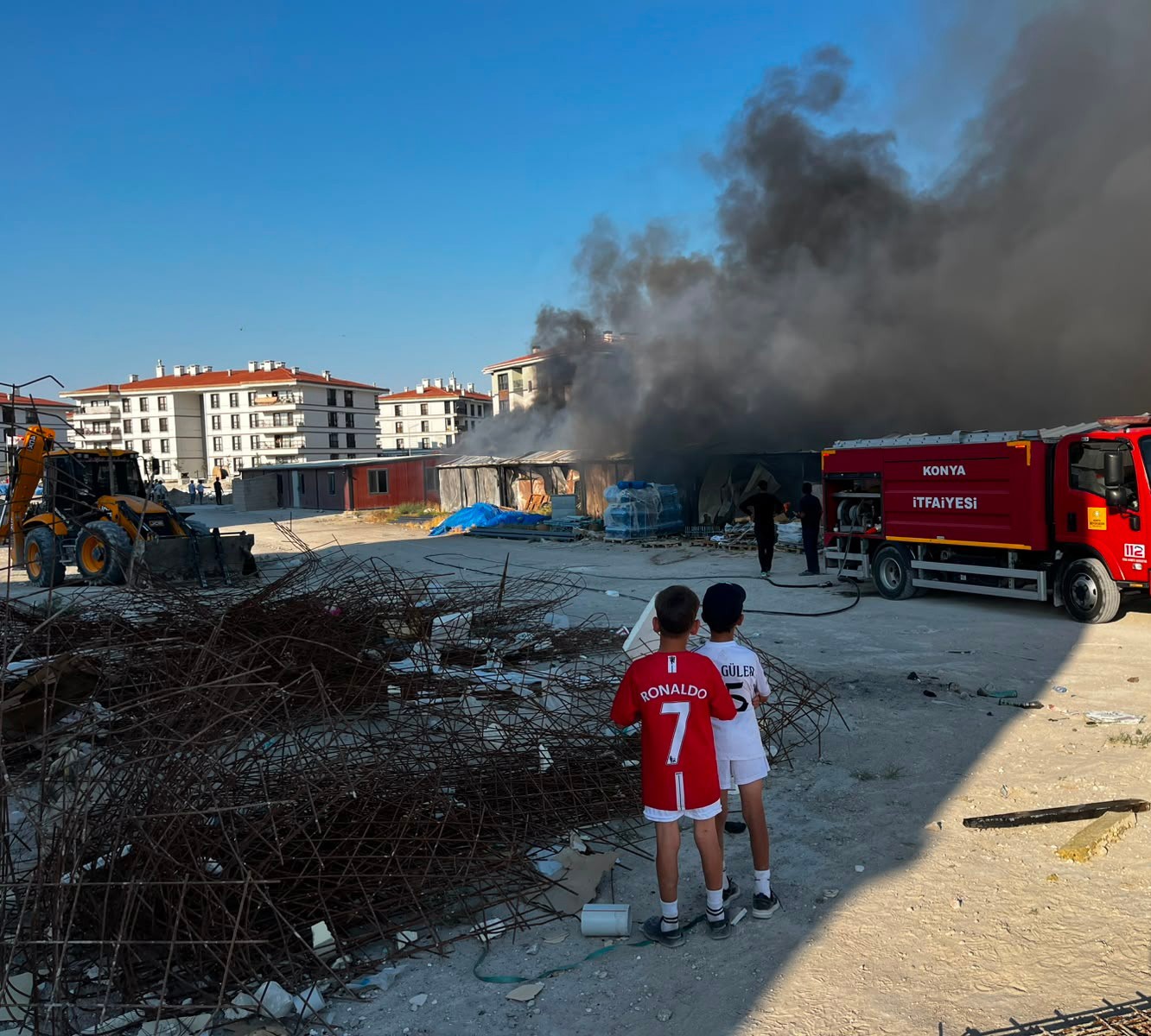 Şantiye alanındaki konteynerlerde yangın