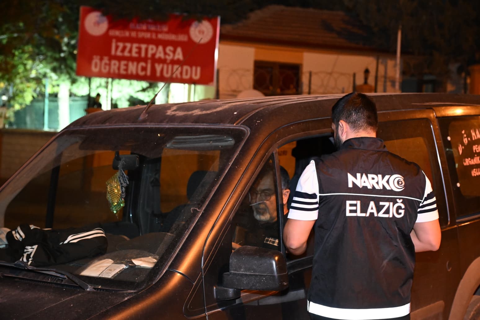 Elazığ Emniyet Müdürü Karan, öğrenci yurt çevresini inceledi, aydınlatma eksikliği için görüşme yaptı
