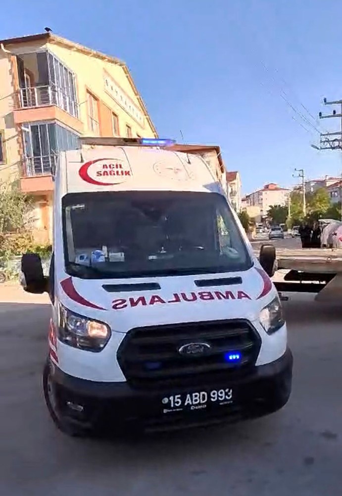 Kamyonetini tamir etmek isterken altında kalıp yaralandı