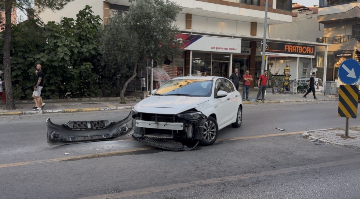 Yasaklı kavşaktan d&ouml;n&uuml;ş yapmak isterken kazaya neden oldu
