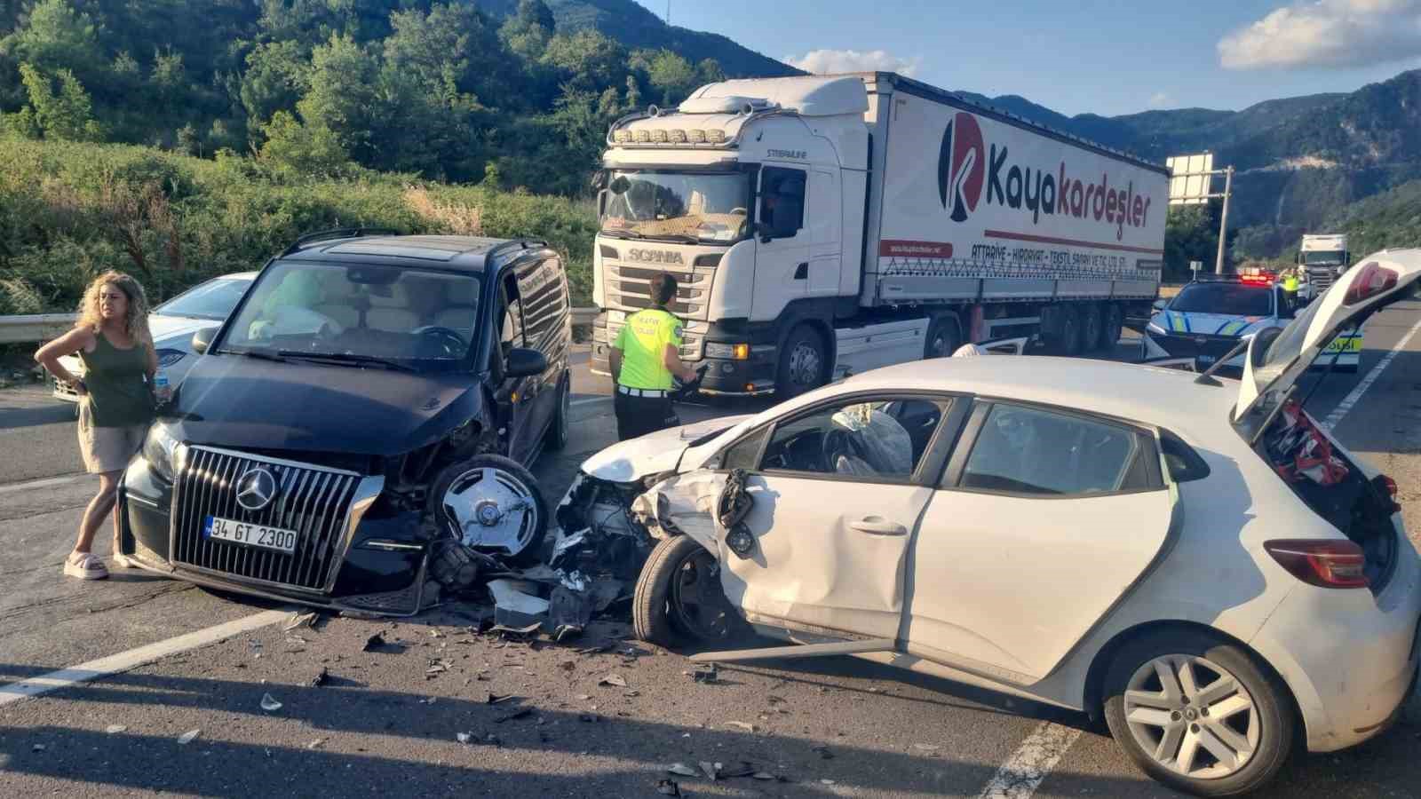 Yol çalışması ve trafik kazası birleşince Sakarya D-650 karayolunda trafik kilitledi