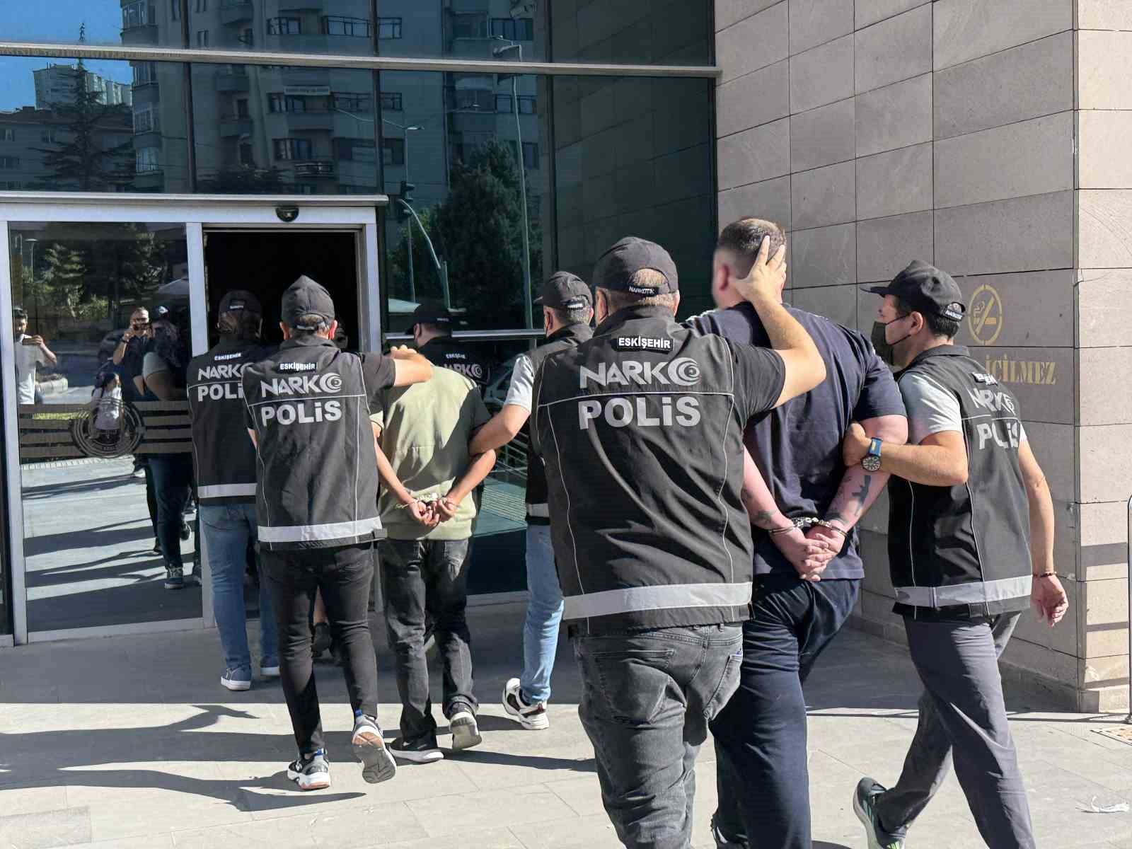 Daireden kaçırılan uyuşturucu sonrasında yapılan operasyonda 147 bin hap ele geçirildi, 9 şüpheli yakalandı