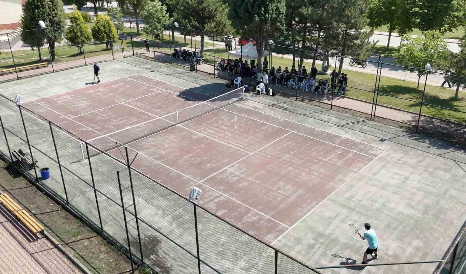 BŞE&Uuml;&rsquo;de ilk defa tenis turnuvası ger&ccedil;ekleştirildi