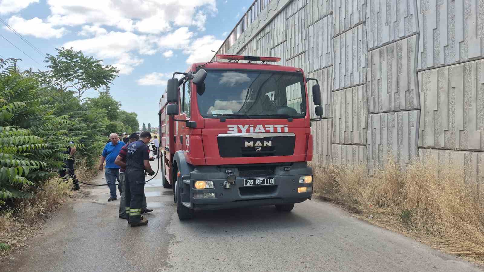 Ağzından düşürdüğü sigara sebebi ile bahçeyi alevler sardı