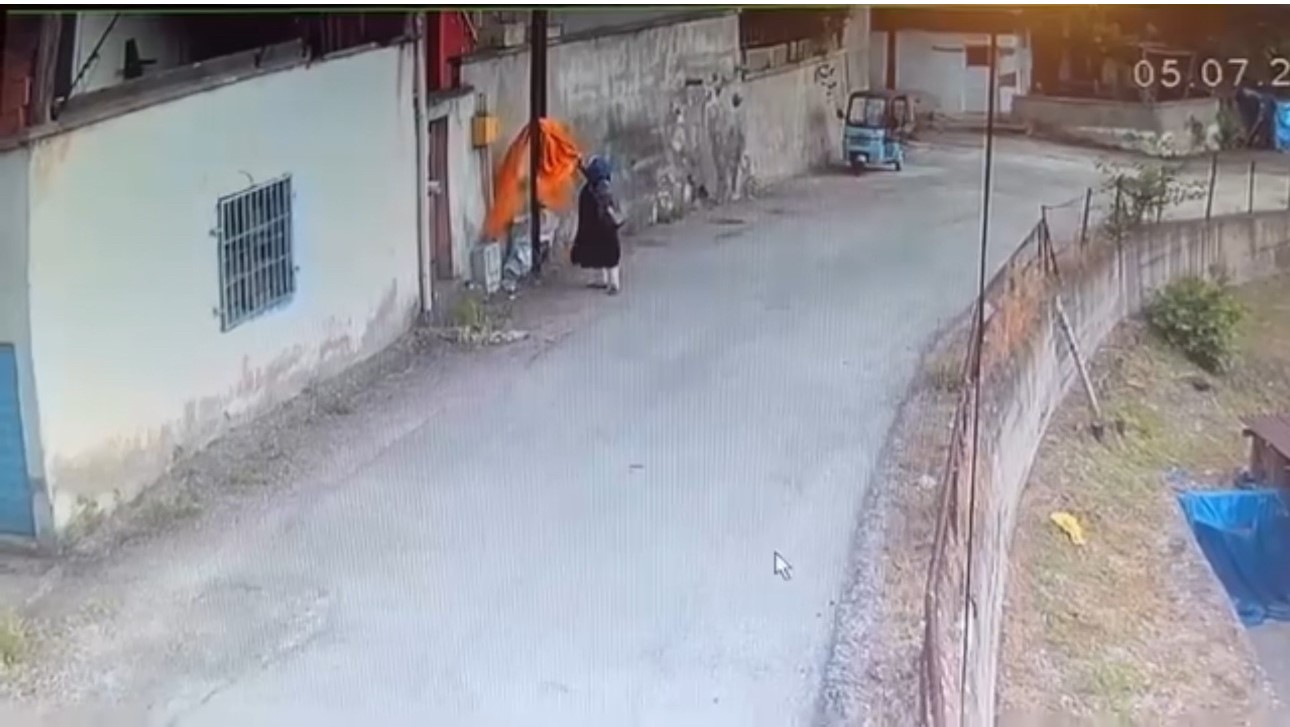 Elektrik direğindeki yatak &ouml;rt&uuml;s&uuml;n&uuml; alıp gitti