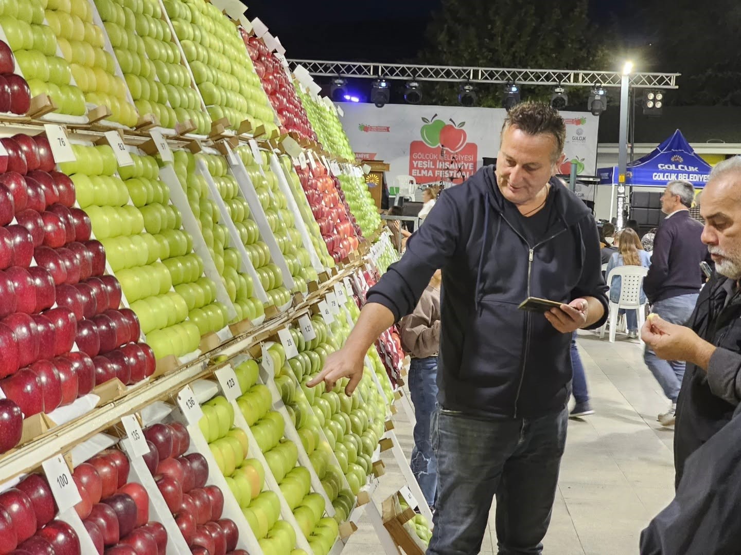 Gölcük’te en lezzetli elma ve armutlar vitrine çıktı