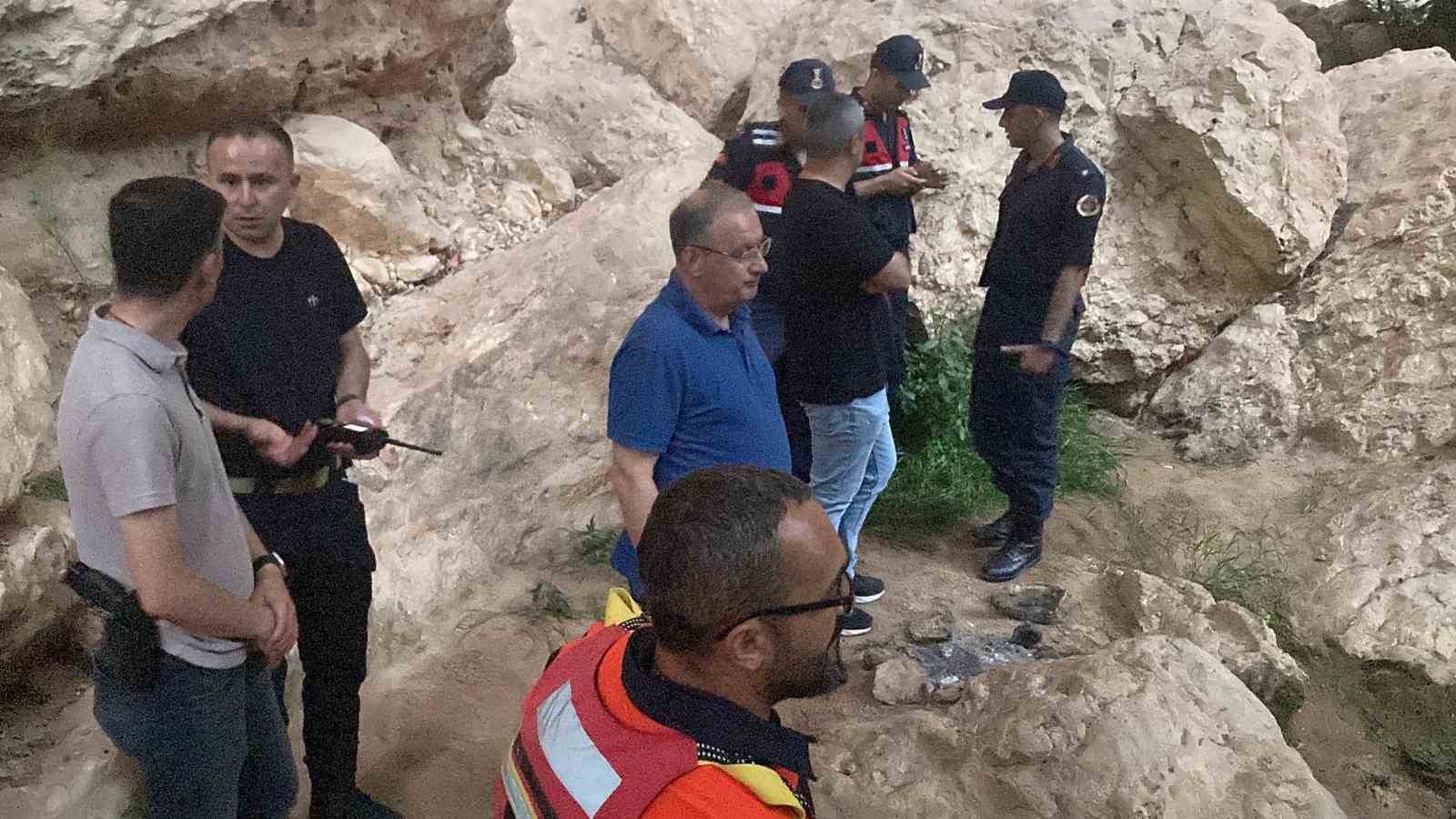 Vadide girdiği suda akıntıya kapılan çocuk hayatın kaybetti