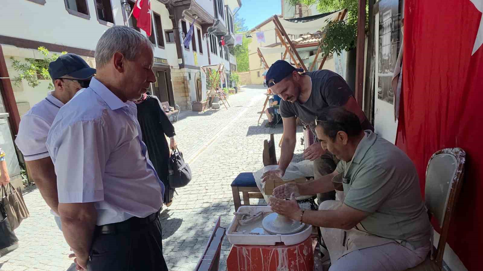 Ziyaretçiler, tarihi Germiyan Sokağı’nda çini sanatını deneyimliyor