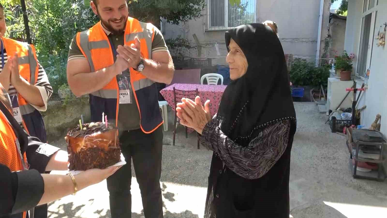 85 yaşındaki Emine nineye sürpriz doğum günü: "İlk kez doğum günüm kutlandı, pastayı görünce şoke oldum"