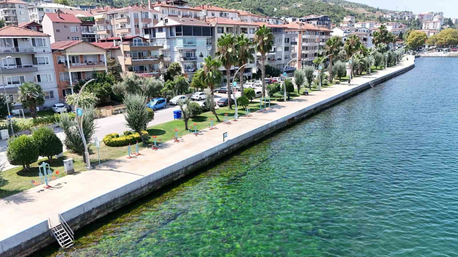 G&ouml;lc&uuml;k Değirmendere sahiline 200 metrelik dalgakıran inşa edildi