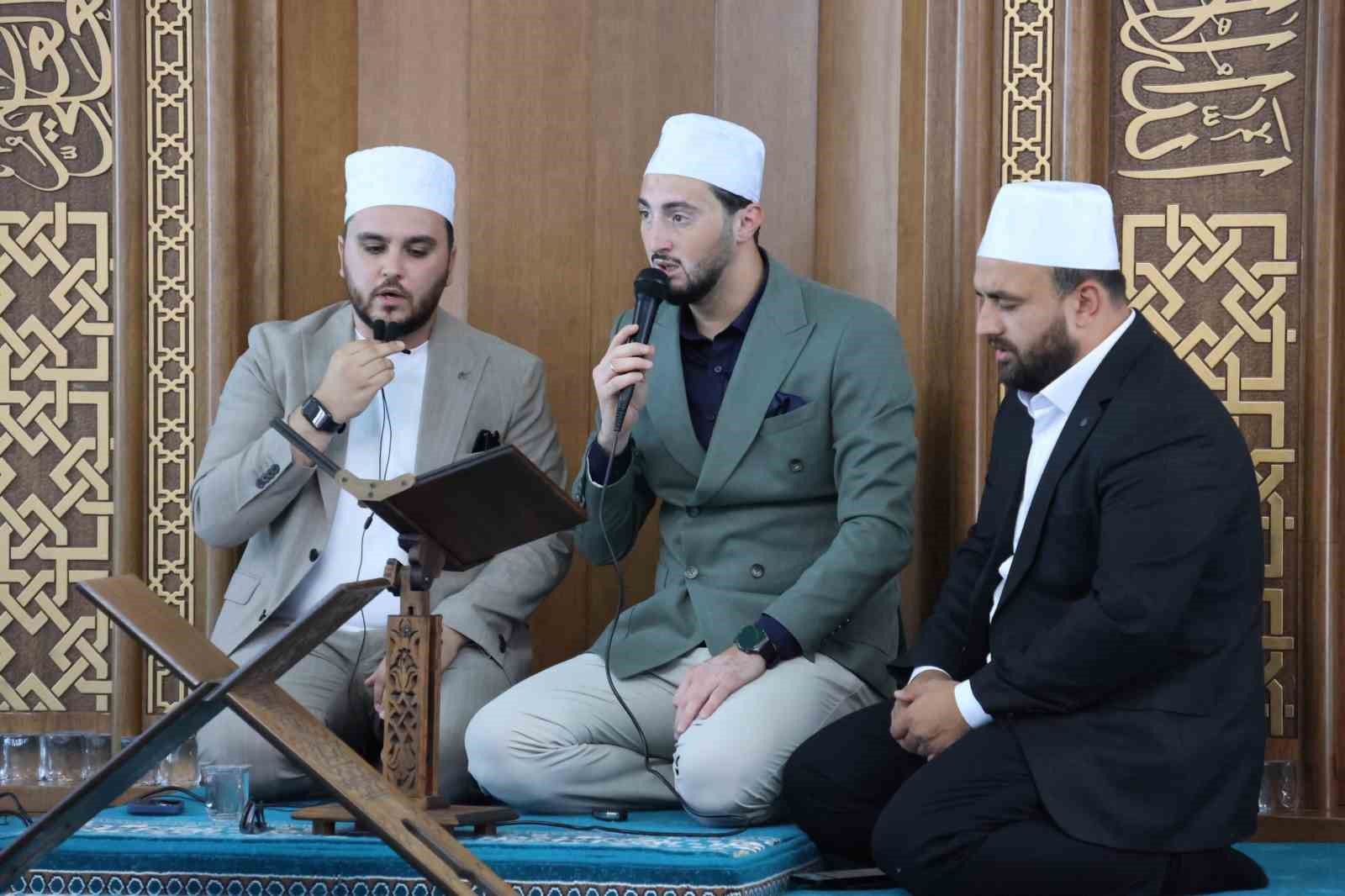 Eski cami korundu, yenisi ibadete açıldı