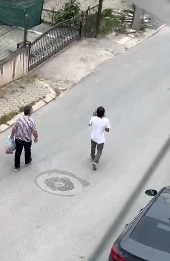 Paniğe sebep olan yılanı eliyle yakaladı